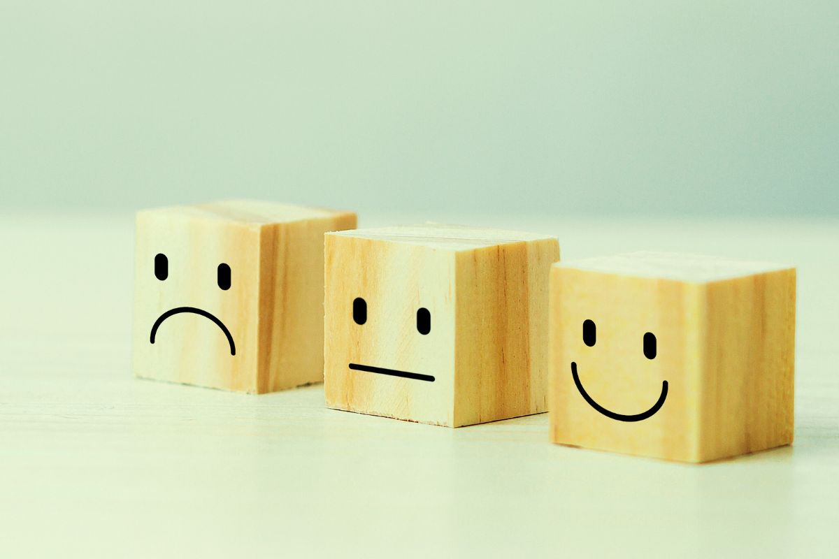 Customer service in a casino - happy and sad faces on blocks - MGJ
