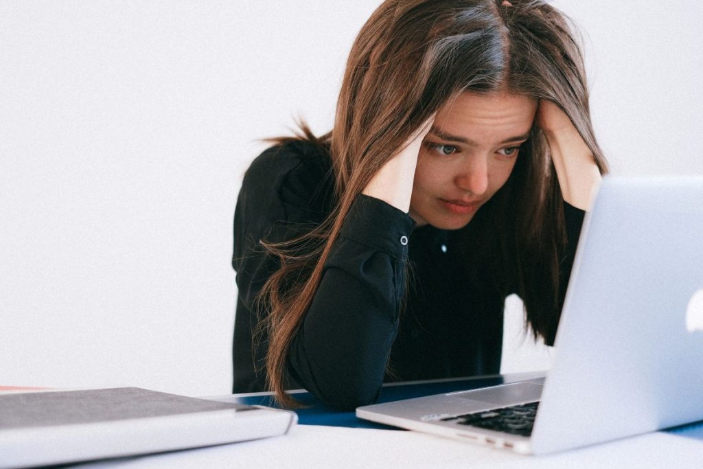 How to Win at Online Slots – My Ten Tips 24 Ontario Online Casinos - Person looking stressed at computer - MGJ