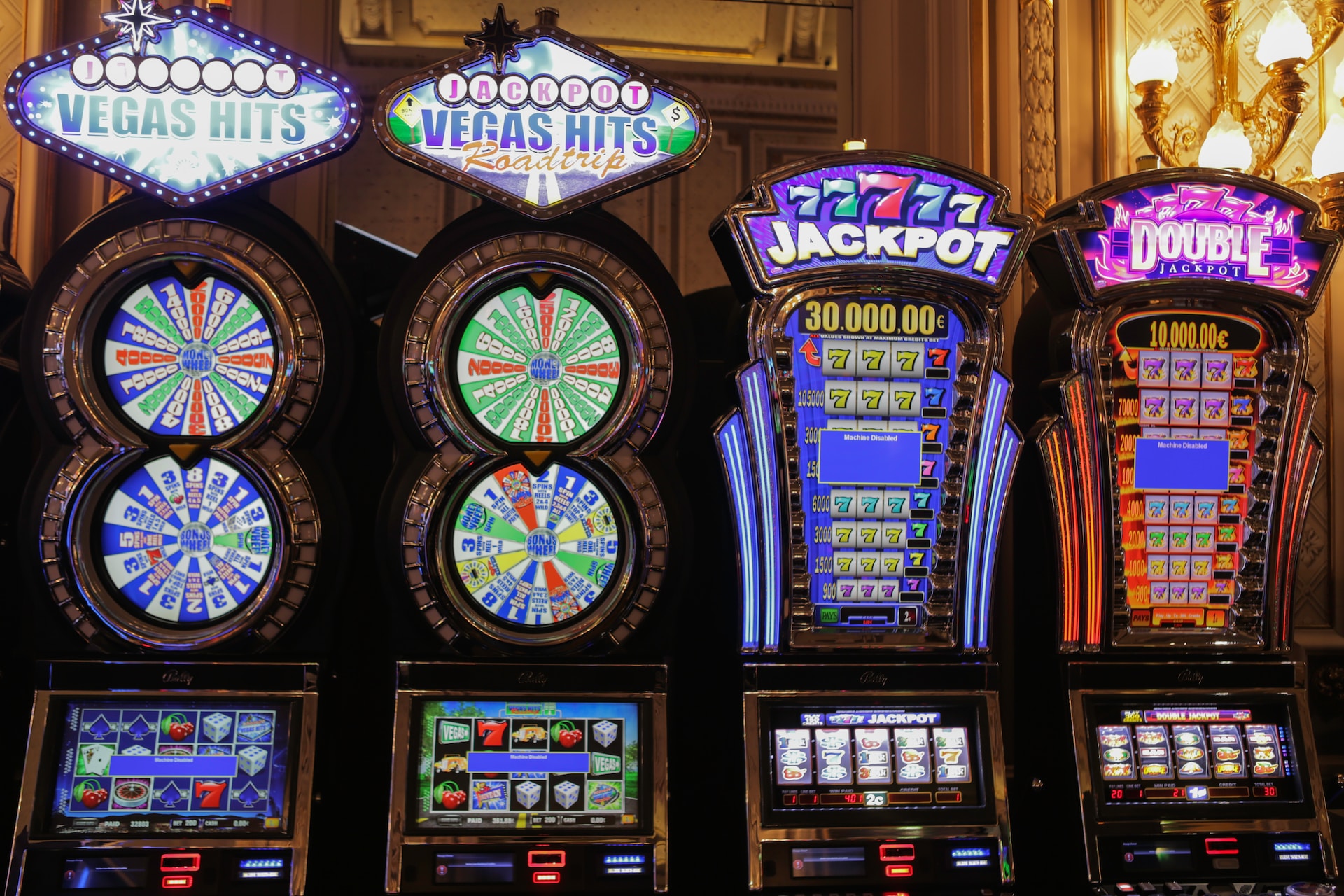 Progressive Jackpot Slots - Image of Jackpot Slots in a casino - Photo by Amit Lahav on Unsplash - MGJ